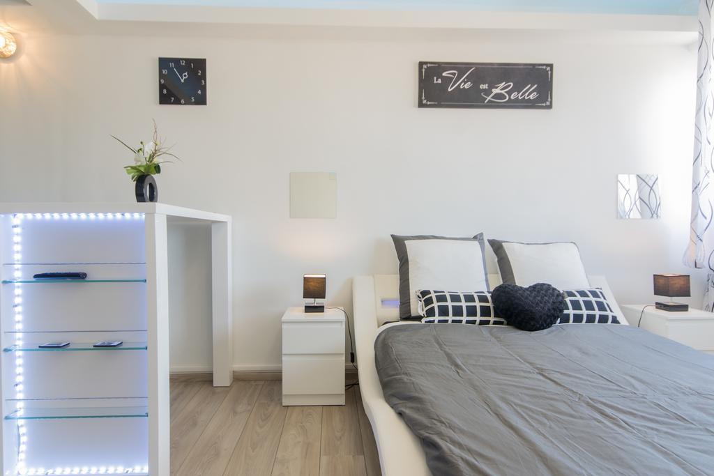 Sweethome - Black & White Apartment