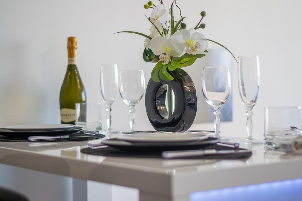 Apartment Sweethome - Black & White *