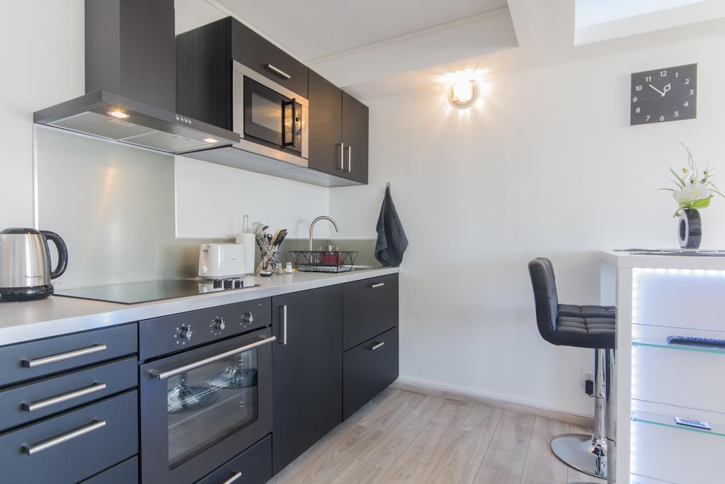Sweethome - Black & White Apartment