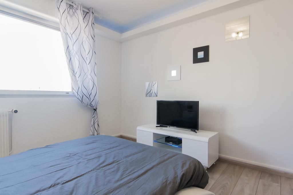 Sweethome - Black & White Apartment *